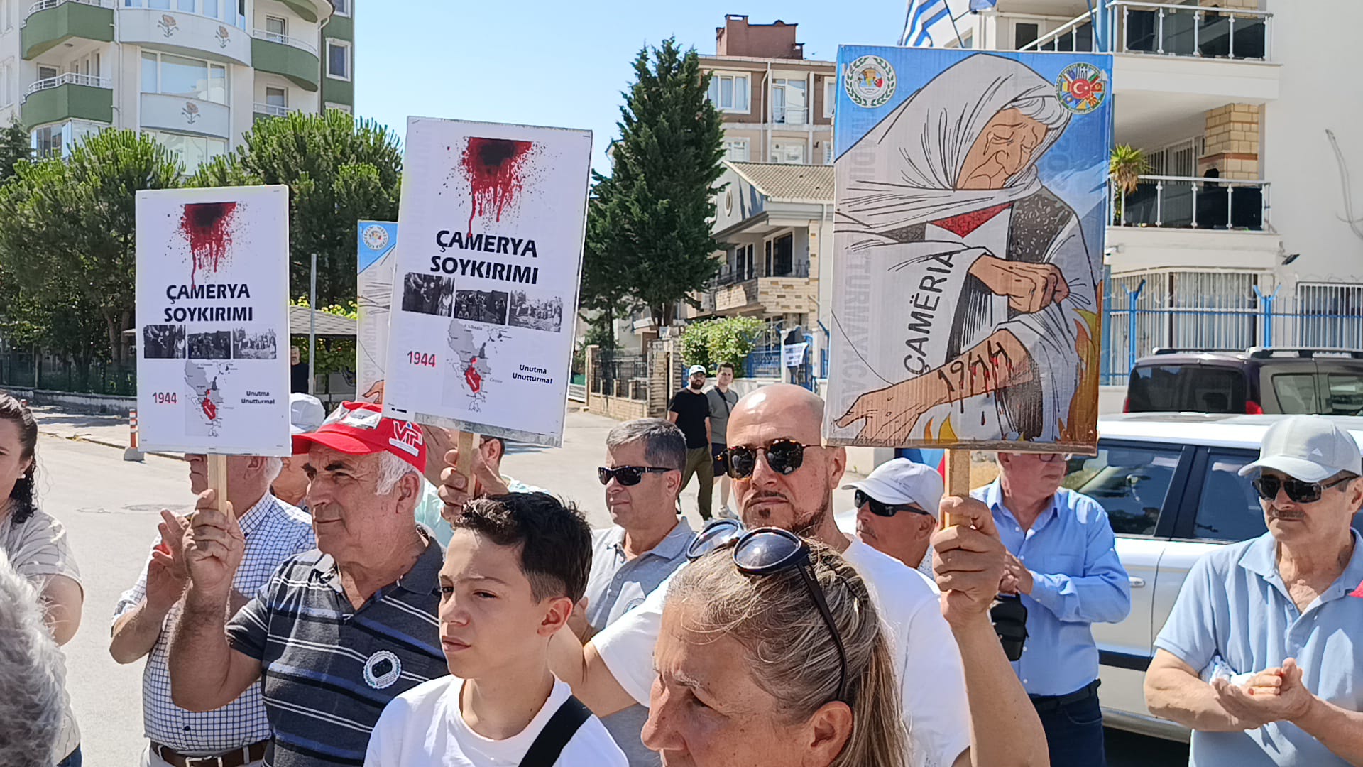 Yunanistan'ın kuzeybatısında binlerce Müslüman Arnavut'un öldürüldüğü Çamerya Katliamı'nın 82'nci yıl dönümünde Edirne'de bir araya gelen sivil toplum kuruluşları, Yunanistan Konsolosluğu önüne siyah çelenk bırakarak tepki gösterdi.